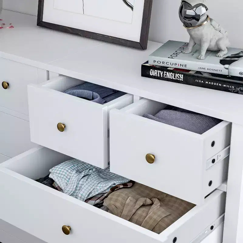 Commode Canellée. Grande Commode 5 Tiroirs avec Poignées et Pieds en Métal Doré. Organisateur de Rangement