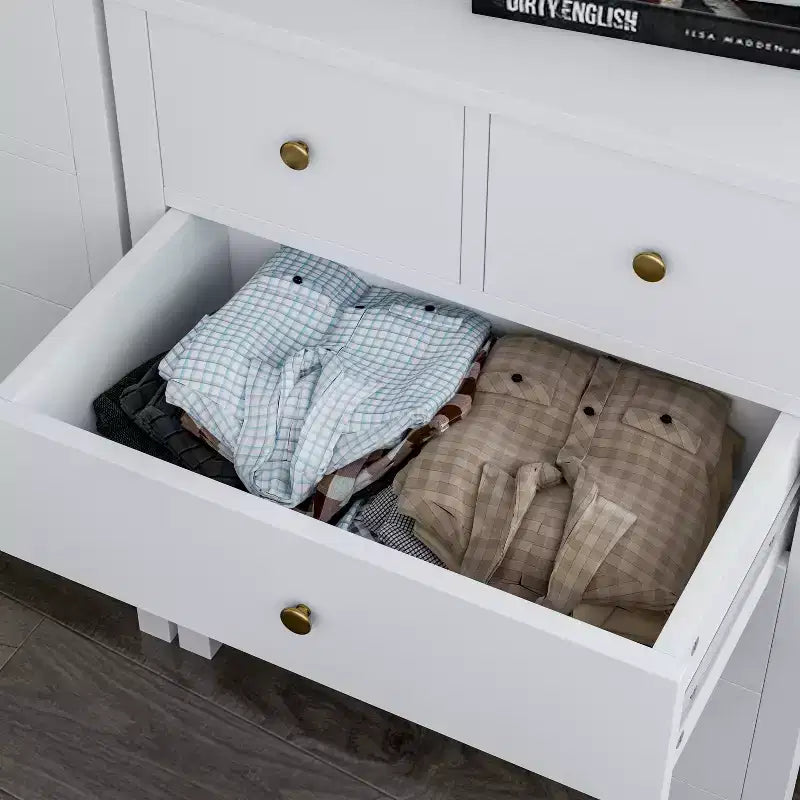 Commode Canellée. Grande Commode 5 Tiroirs avec Poignées et Pieds en Métal Doré. Organisateur de Rangement