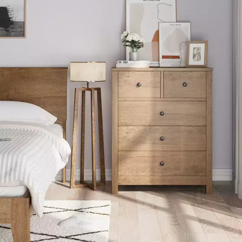 Commode Canellée. Grande Commode 5 Tiroirs avec Poignées et Pieds en Métal Doré. Organisateur de Rangement