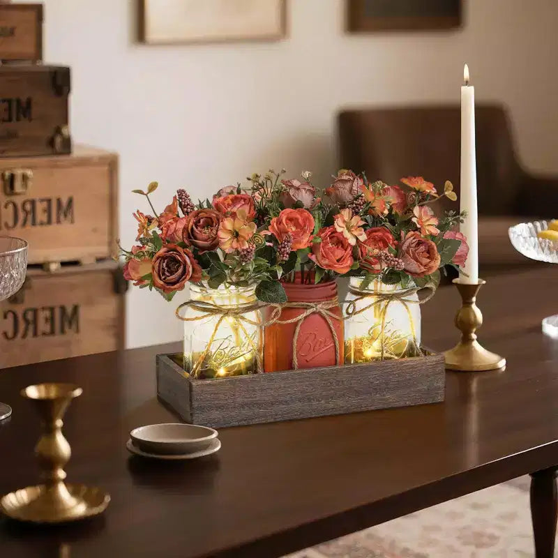 Centres de table décoratifs bocal Mason - 3 pièces de décoration rustique printanière avec fausses fleurs bleues, plateau en bois et lumières à minuterie, décor de table avec fleurs artificielles