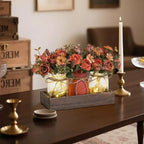 Centres de table décoratifs bocal Mason - 3 pièces de décoration rustique printanière avec fausses fleurs bleues, plateau en bois et lumières à minuterie, décor de table avec fleurs artificielles