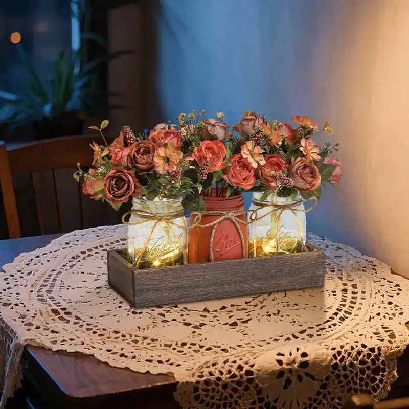 Centres de table décoratifs bocal Mason - 3 pièces de décoration rustique printanière avec fausses fleurs bleues, plateau en bois et lumières à minuterie, décor de table avec fleurs artificielles