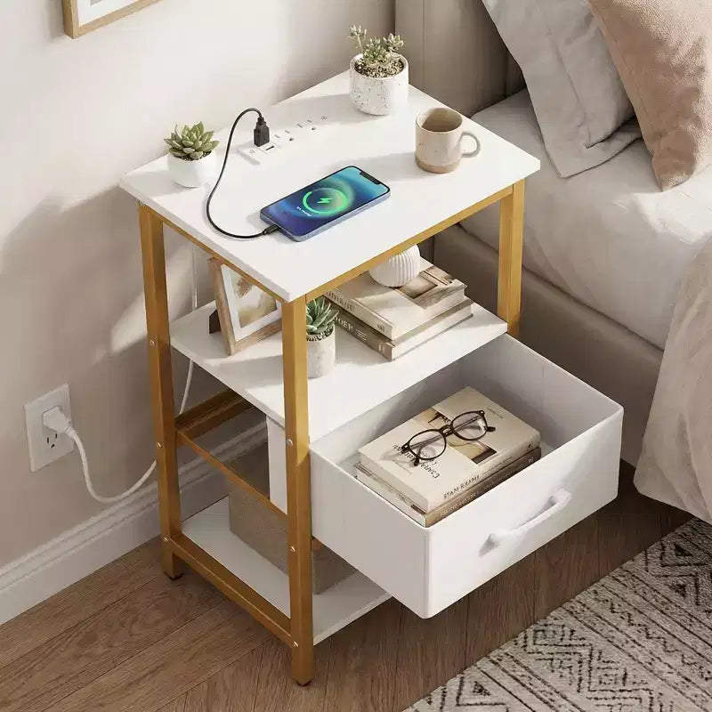 Table de chevet Costway avec station de charge, tiroir en tissu et étagères de rangement ouvertes, cadre en métal