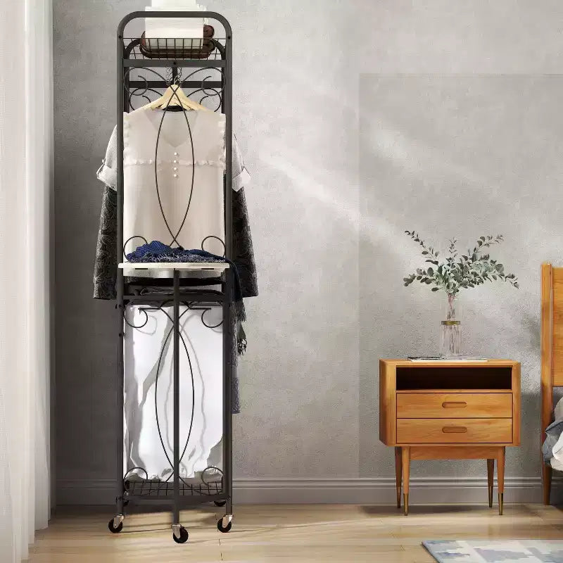 Étagère de rangement multifonctionnelle avec tringles et tablettes, panier métallique à roulettes, adaptée aux salles de bains, buanderies et chambres à coucher.