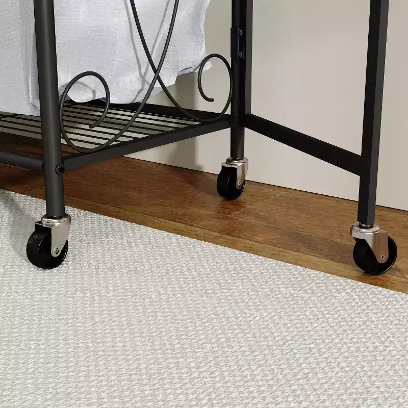 Étagère de rangement multifonctionnelle avec tringles et tablettes, panier métallique à roulettes, adaptée aux salles de bains, buanderies et chambres à coucher.