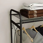 Étagère de rangement multifonctionnelle avec tringles et tablettes, panier métallique à roulettes, adaptée aux salles de bains, buanderies et chambres à coucher.