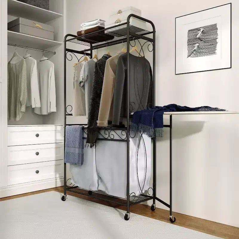 Étagère de rangement multifonctionnelle avec tringles et tablettes, panier métallique à roulettes, adaptée aux salles de bains, buanderies et chambres à coucher.