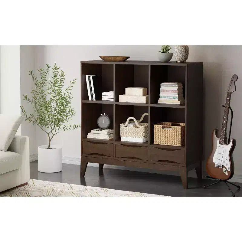 Meuble de rangement bas 6 cases avec tiroirs Pearson en bois massif, noyer brun, 43 po x 42 po, style moderne du milieu du siècle