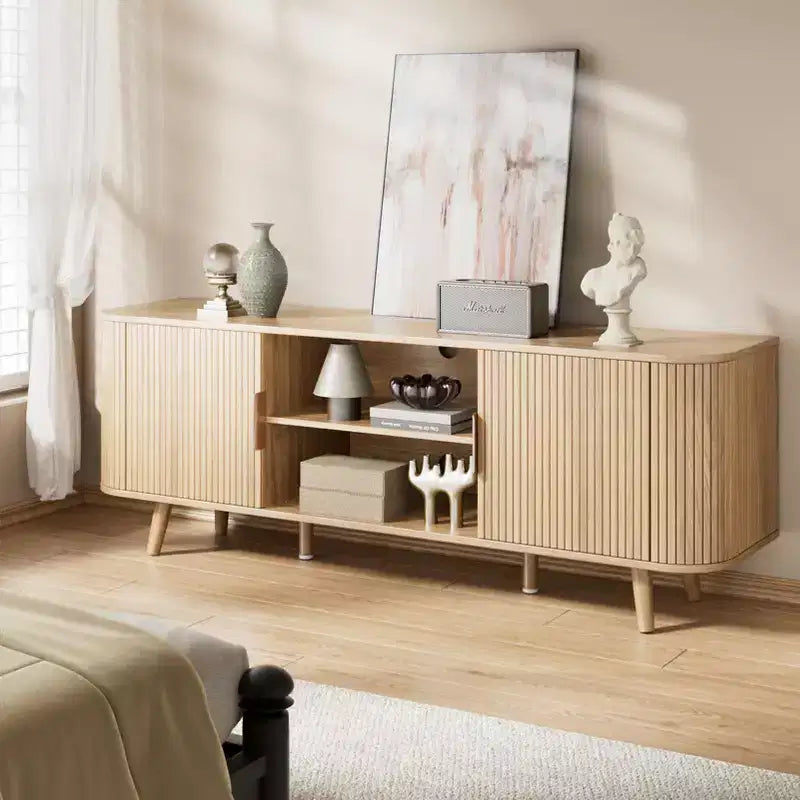 Meuble TV 55 pouces pour chambre et salon, meuble TV en chêne pour téléviseur 65 pouces, meuble de rangement moderne du milieu du siècle, détails en bois cannelé, gestion des câbles