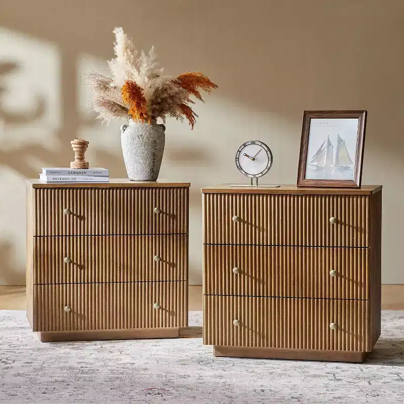 Tables de chevet Albert avec 3 tiroirs (lot de 2), en bois massif, avec station de charge | ART OF LIVING DESIGNS-ACORN