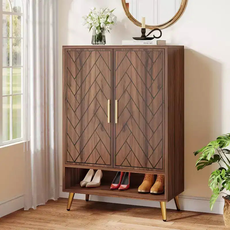 Meuble à chaussures Lantine à 6 niveaux avec portes pour 24 paires, rangement en bois avec étagères réglables et pieds dorés pour salon, chambre, noyer