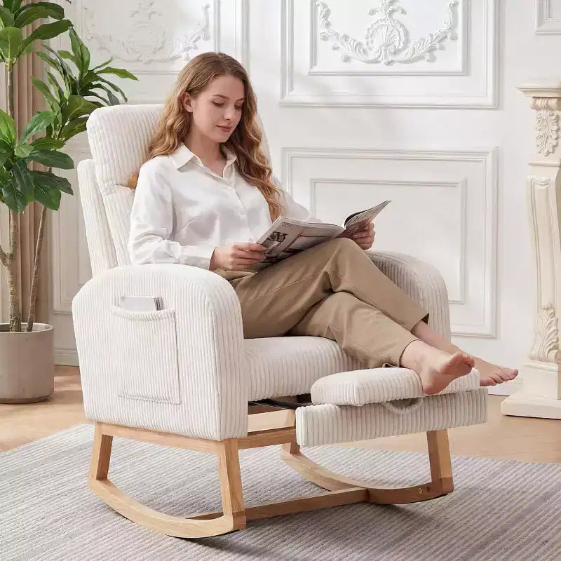 Fauteuil à bascule moderne pour chambre d'enfant, planeur rembourré en velours côtelé avec repose-pieds réglable et poche latérale pour salon, chambre à coucher, chambre d'allaitement, beige