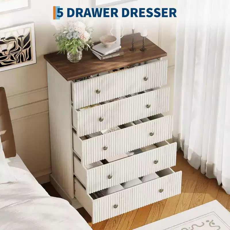Commode haute à 5 tiroirs cannelés, commode verticale en bois avec poignées métalliques, armoire de rangement peu encombrante pour chambre à coucher, appartement, chambre d'amis.