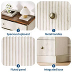 Commode haute à 5 tiroirs cannelés, commode verticale en bois avec poignées métalliques, armoire de rangement peu encombrante pour chambre à coucher, appartement, chambre d'amis.