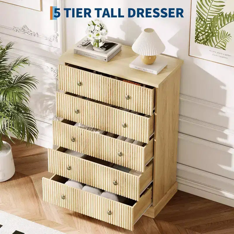 Commode haute à 5 tiroirs cannelés, commode verticale en bois avec poignées métalliques, armoire de rangement peu encombrante pour chambre à coucher, appartement, chambre d'amis.