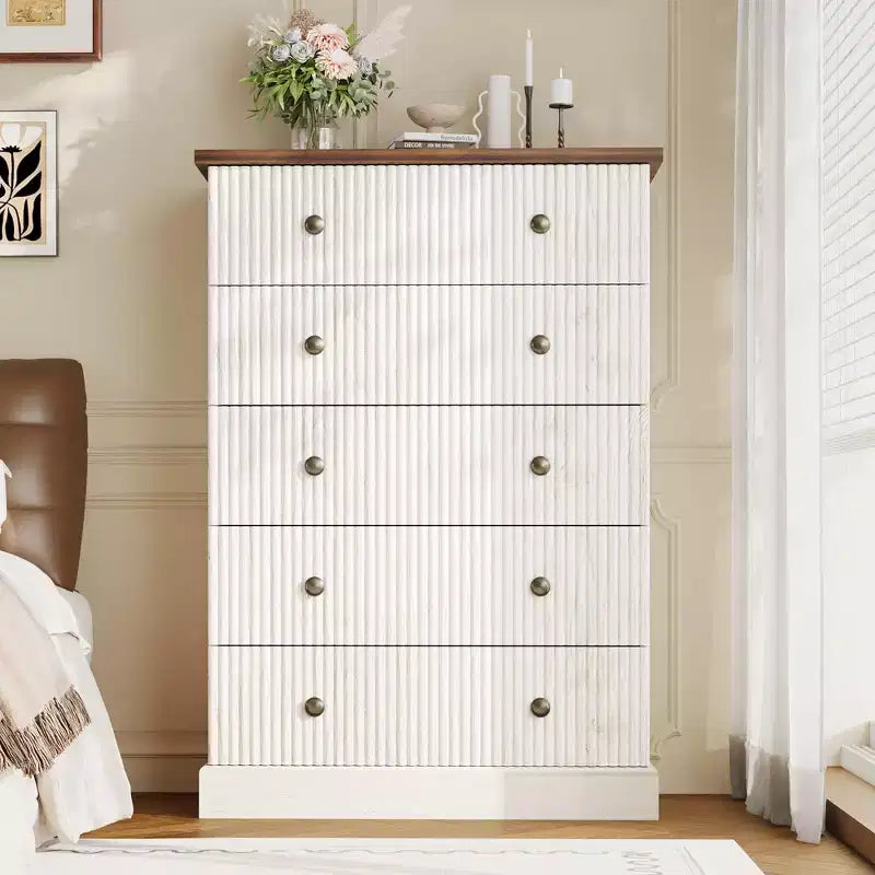 Commode haute à 5 tiroirs cannelés, commode verticale en bois avec poignées métalliques, armoire de rangement peu encombrante pour chambre à coucher, appartement, chambre d'amis.
