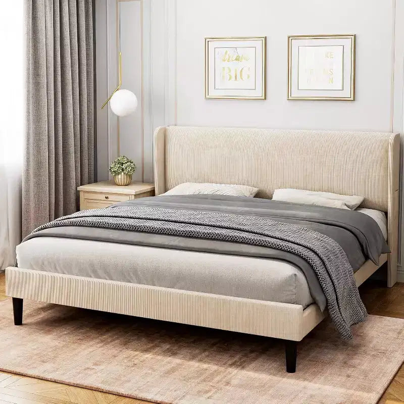 Cadre de lit avec tête de lit et oreilles, velours beige à rayures verticales, 2 poches de rangement et support à lattes en bois robuste