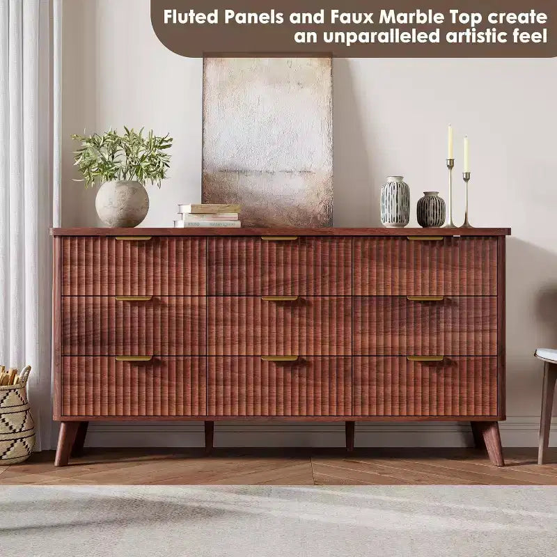 Commode à 9 tiroirs pour chambre à coucher, commode de 154 cm de large avec profil incurvé, tiroirs en bois cannelé, commode moderne pour salon