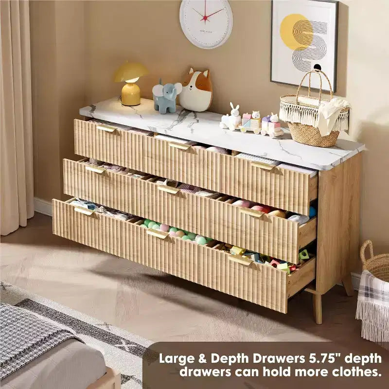 Commode à 9 tiroirs pour chambre à coucher, commode de 154 cm de large avec profil incurvé, tiroirs en bois cannelé, commode moderne pour salon