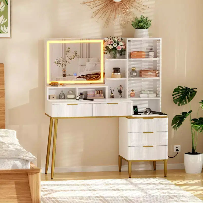 Coiffeuse moderne avec miroir lumineux haute définition, cinq tiroirs, portes vitrées, prises intégrées et plateau en verre pour chambre à coucher.