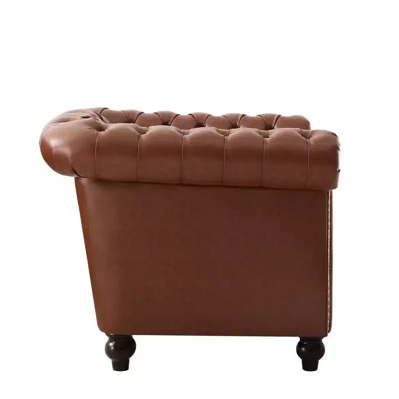 Fauteuil club Chesterfield Zeus et Ruta avec accoudoirs volutes, garniture cloutée et pieds en bois massif