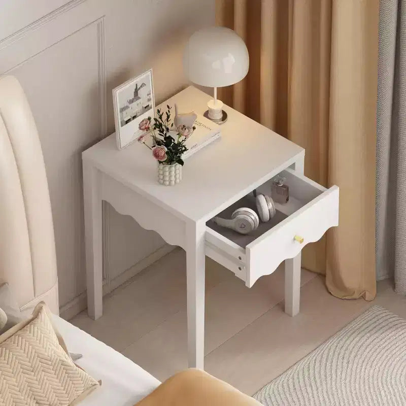 Table de chevet blanche fantaisie Table d'appoint avec tiroir et tablier ondulé – ModernLuxe