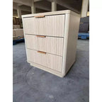 Table de chevet en bois clair avec 3 tiroirs et station de recharge pratique pour chambre à coucher