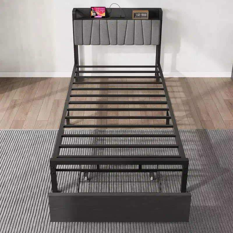 Cadre de lit double avec tête de lit de rangement, plateforme industrielle noire avec grand tiroir et station de recharge, aucun sommier tapissier requis