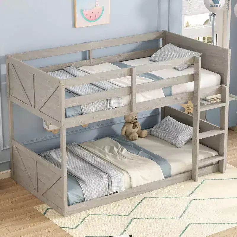 Bellemave Lit superposé jumeau sur jumeau avec têtes et pieds de lit à panneaux, cadre de lit superposé en bois d'hévéa avec barrières de sécurité et échelle, chêne antique