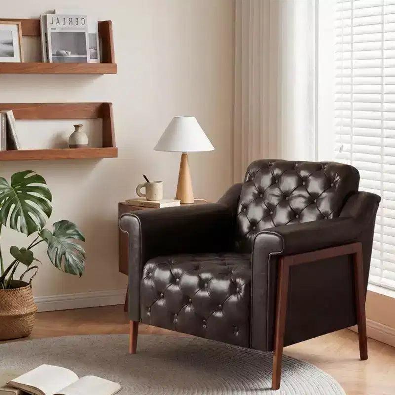 Dyonery Une chaise décorée de cuir de style médiéval, avec des pieds et un dossier en bois robustes, adaptée aux petits espaces, Marron