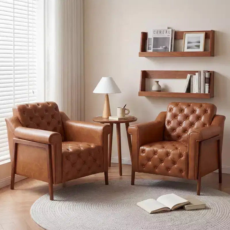 Dyonery Une chaise décorée de cuir de style médiéval, avec des pieds et un dossier en bois robustes, adaptée aux petits espaces, Marron