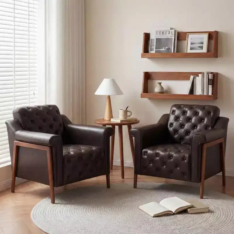 Dyonery Une chaise décorée de cuir de style médiéval, avec des pieds et un dossier en bois robustes, adaptée aux petits espaces, Marron