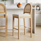 Tabouret de bar à hauteur de comptoir Nathan James Bailey avec dossier incurvé, bois de chêne naturel, rotin, bouclette crème : Rembourré, capacité de 136 kg