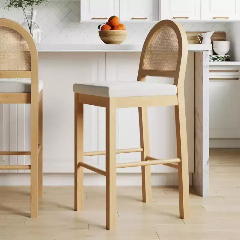 Tabouret de bar à hauteur de comptoir Nathan James Bailey avec dossier incurvé, bois de chêne naturel, rotin, bouclette crème : Rembourré, capacité de 136 kg