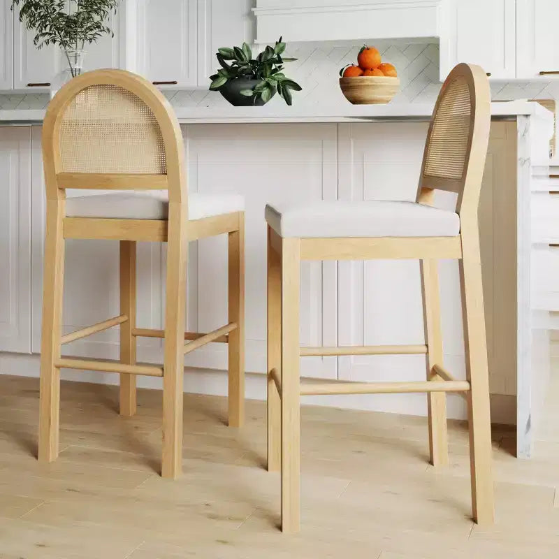 Tabouret de bar à hauteur de comptoir Nathan James Bailey avec dossier incurvé, bois de chêne naturel, rotin, bouclette crème : Rembourré, capacité de 136 kg