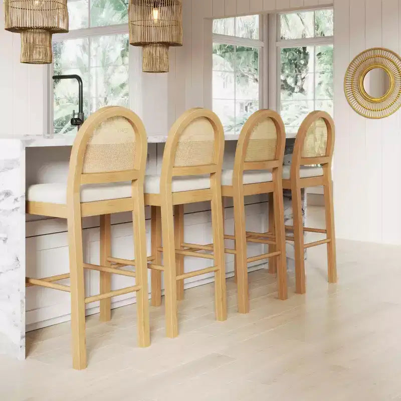 Tabouret de bar à hauteur de comptoir Nathan James Bailey avec dossier incurvé, bois de chêne naturel, rotin, bouclette crème : Rembourré, capacité de 136 kg