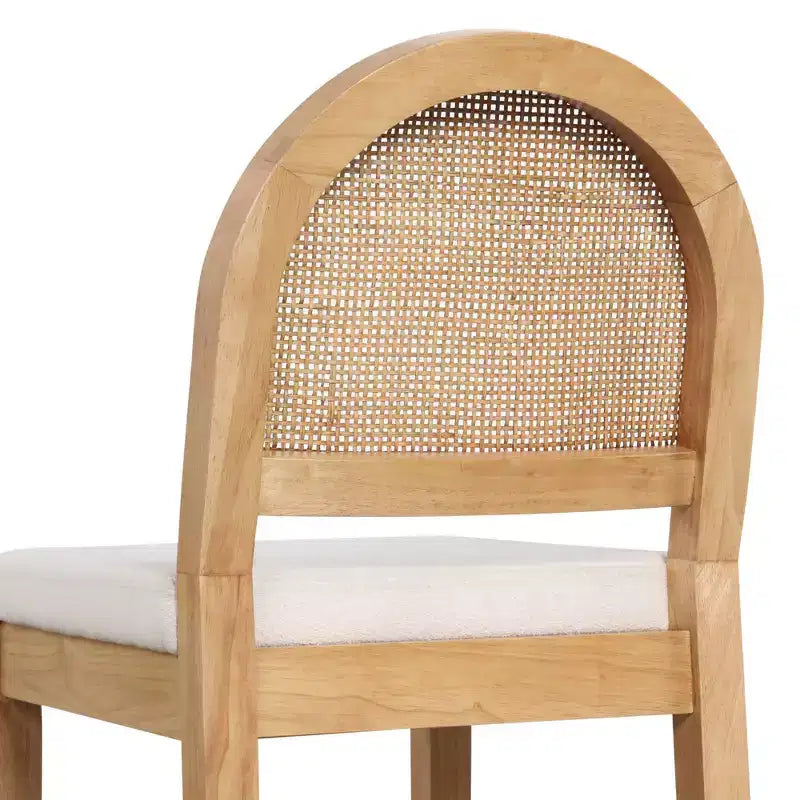 Tabouret de bar à hauteur de comptoir Nathan James Bailey avec dossier incurvé, bois de chêne naturel, rotin, bouclette crème : Rembourré, capacité de 136 kg