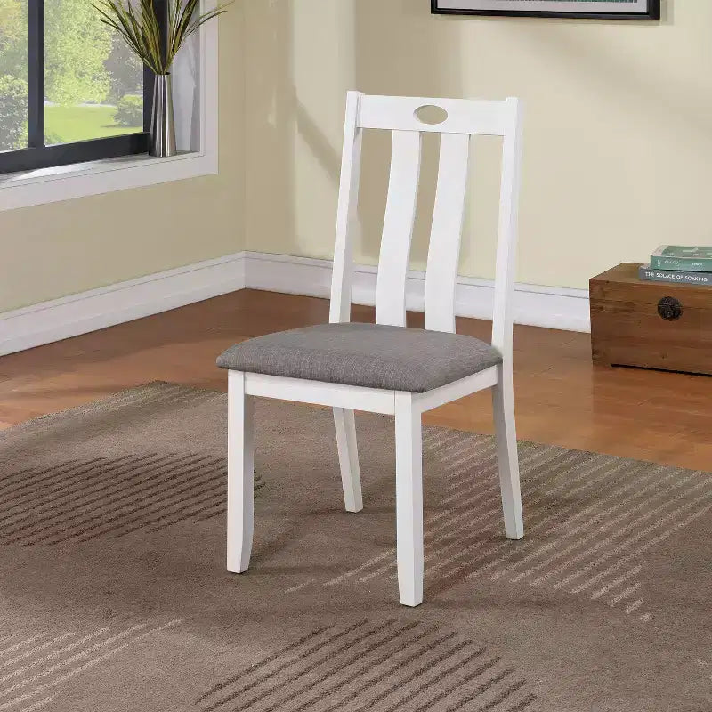 HOMES: Inside + Out Ensemble de salle à manger 5 pièces Seawhisper de style transitionnel blanc/gris : Bois massif, chaises rembourrées, style cottage
