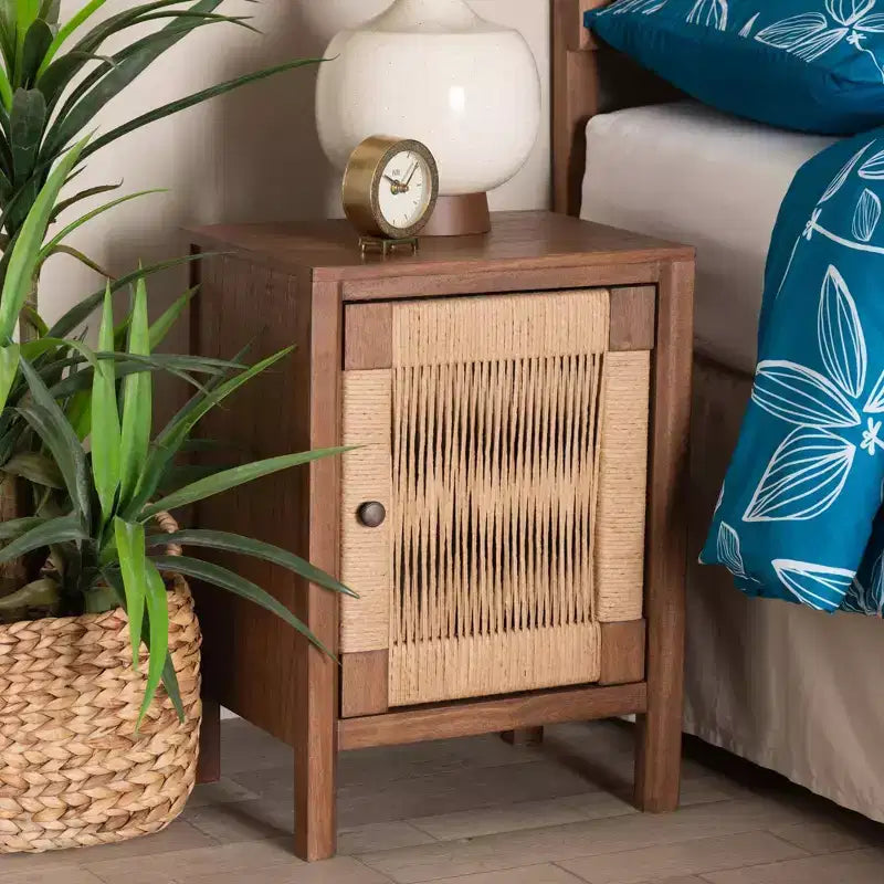 bali &amp; pari Table de chevet Holitz en bois de bayur, Noyer brun/Marron clair : 21,7 po de hauteur, Aucun assemblage requis
