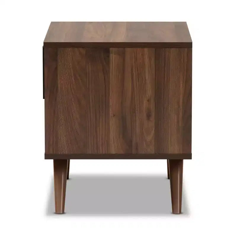 Table de chevet Naoki bicolore en bois à 1 tiroir gris/noyer - Baxton Studio : Rangement à côté du lit, pieds évasés, design rétro