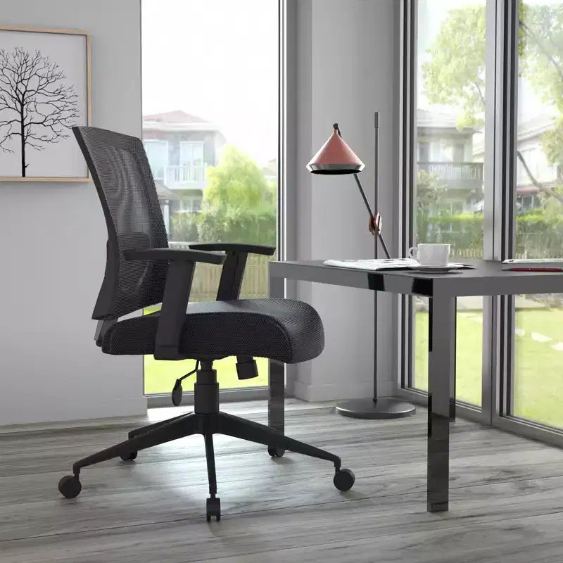 Chaise de bureau Boss Office Products dossier en maille noire : Ergonomique, accoudoirs réglables, pivotante, piètement nylon