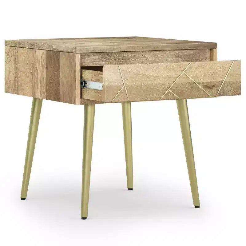 Table d'appoint Bissell Naturel - WyndenHall : Bois de manguier, incrustation de laiton, design moderne du milieu du siècle