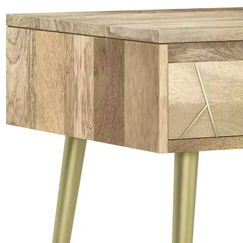 Table d'appoint Bissell Naturel - WyndenHall : Bois de manguier, incrustation de laiton, design moderne du milieu du siècle