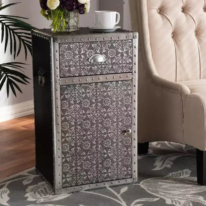 Meuble d'appoint Cosette en métal et accents floraux, argenté - Baxton Studio : Coffre de rangement universel, 28" de haut