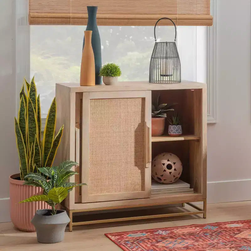 Meuble de rangement Gordon avec porte coulissante en rotin naturel, 1 étagère et base en métal doré - Powell