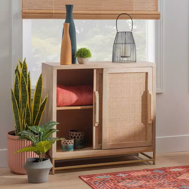 Meuble de rangement Gordon avec porte coulissante en rotin naturel, 1 étagère et base en métal doré - Powell