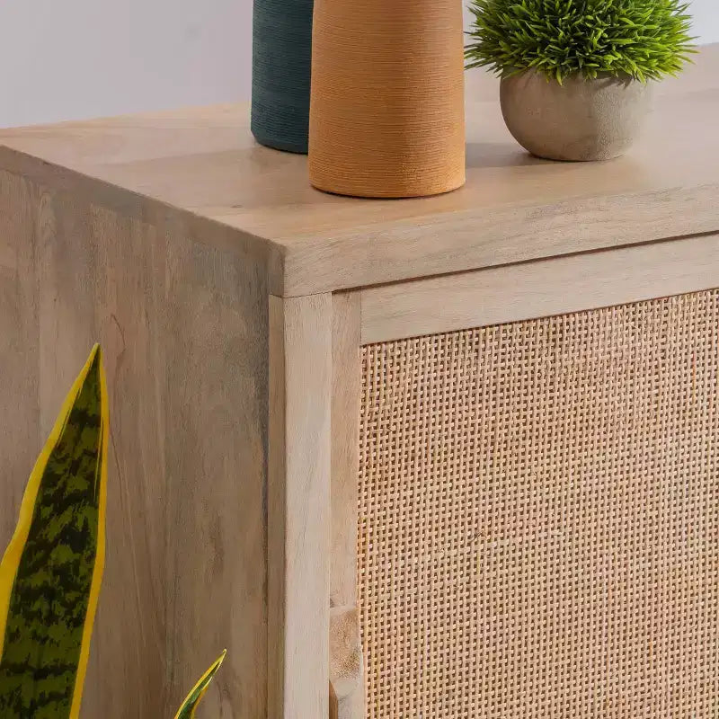 Meuble de rangement Gordon avec porte coulissante en rotin naturel, 1 étagère et base en métal doré - Powell
