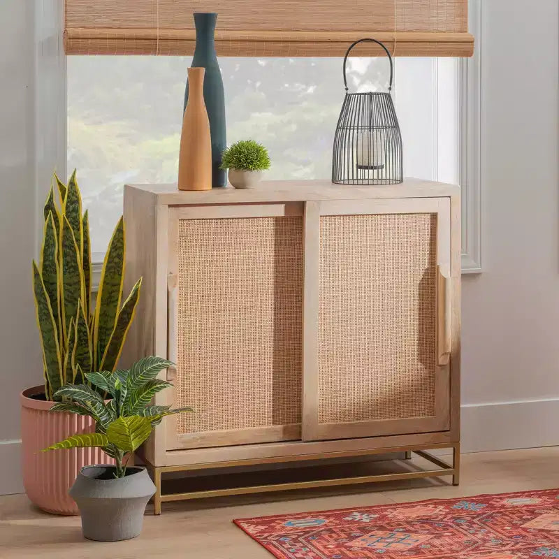 Meuble de rangement Gordon avec porte coulissante en rotin naturel, 1 étagère et base en métal doré - Powell