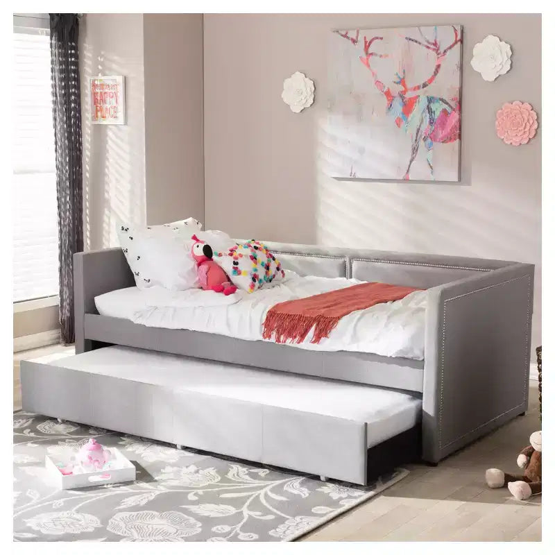 Baxton Studio Raymond lit de repos/canapé moderne et contemporain en tissu, avec garniture cloutée, avec lit gigogne escamotable, gris : cadre en bois d'hévéa