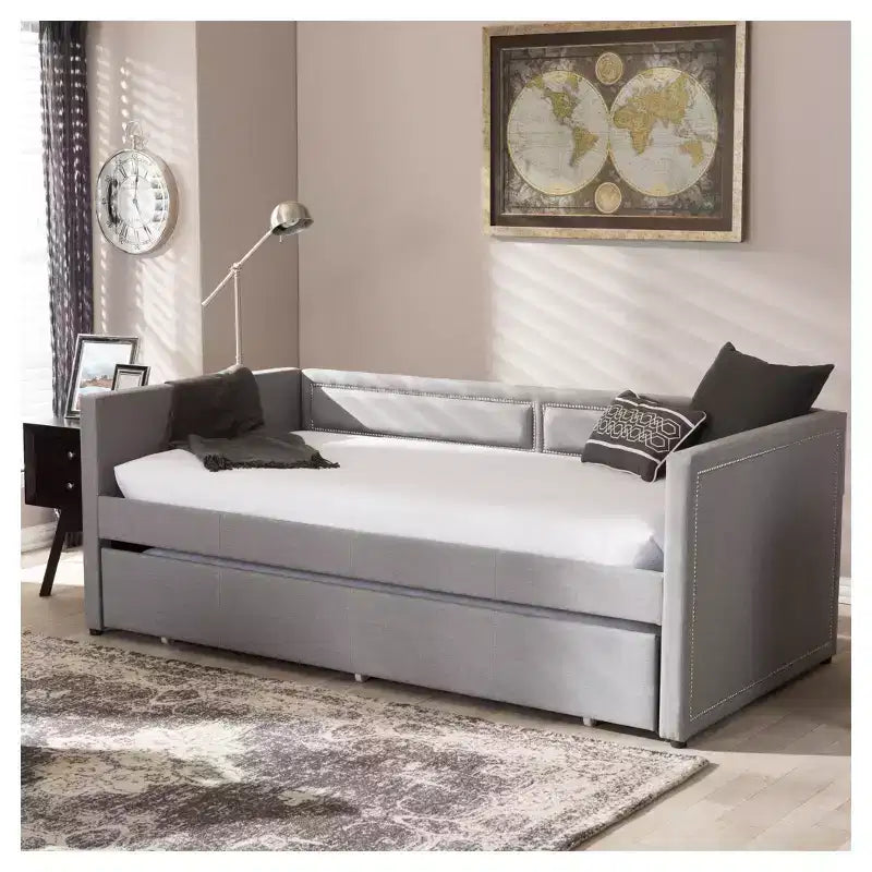 Baxton Studio Raymond lit de repos/canapé moderne et contemporain en tissu, avec garniture cloutée, avec lit gigogne escamotable, gris : cadre en bois d'hévéa